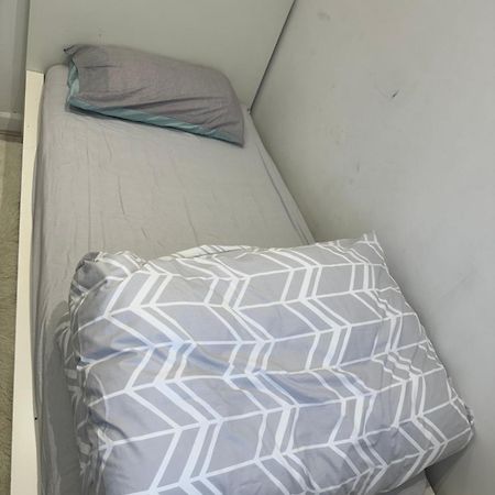 Single Room Canvey Island Екстериор снимка