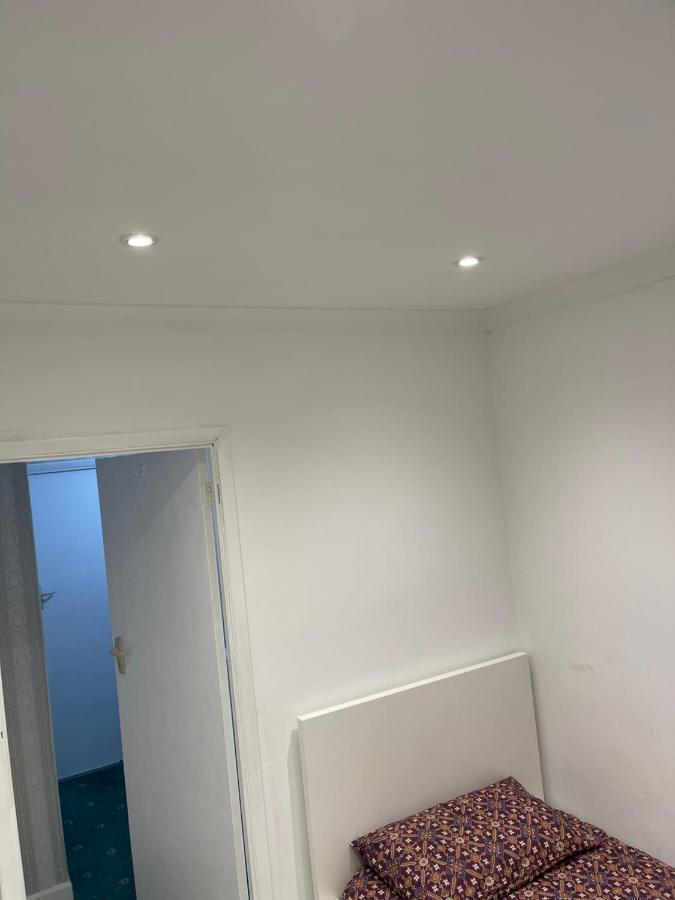 Single Room Canvey Island Екстериор снимка